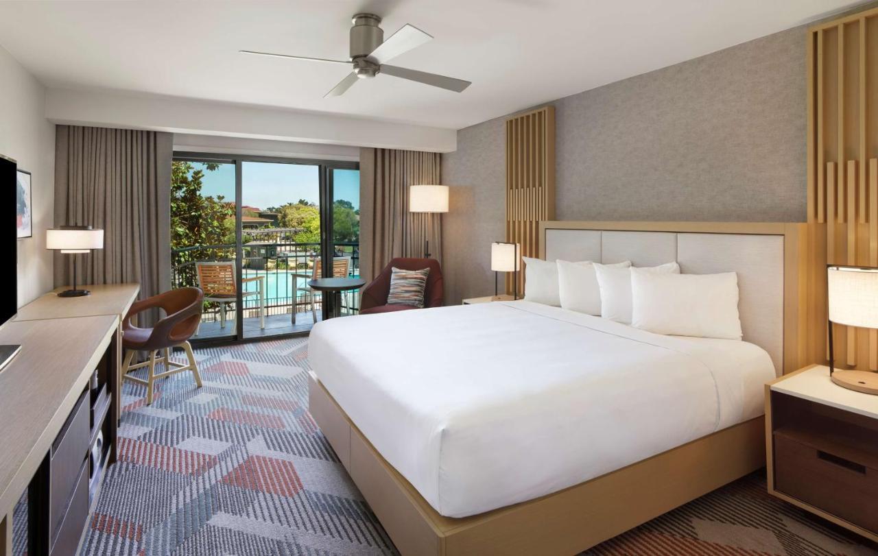 Habitación con cama extragrande, balcón y vistas al campo de golf
