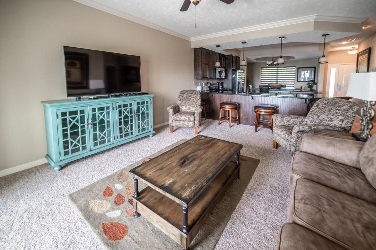 Two-Bedroom Apartment with Lake View,1066696762:JPEG