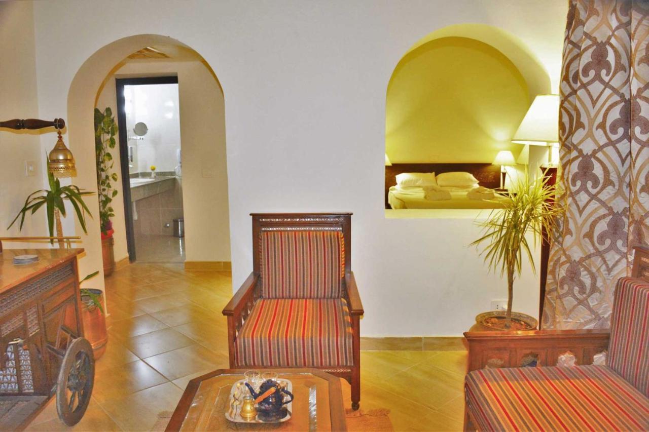 Family Room (4 Adults + 1 Children),1087672867:JPEG