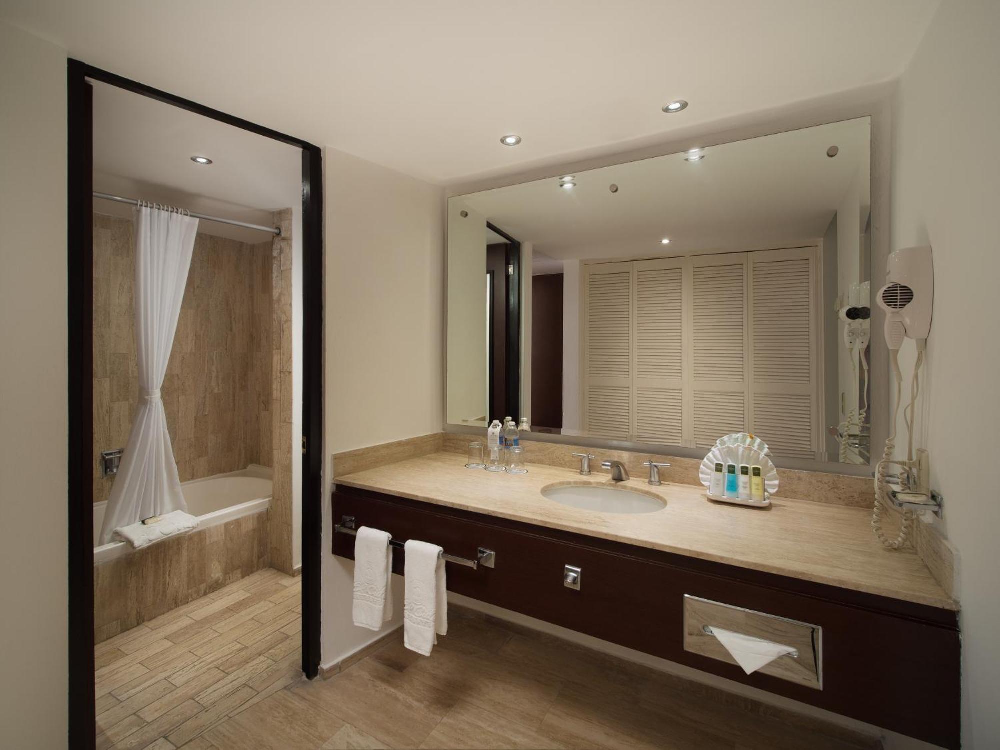 Room with Pool View,1123436061:JPEG