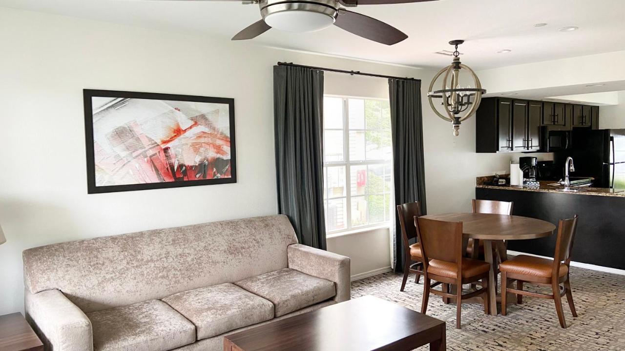 One-Bedroom Condo,1186081291:JPEG