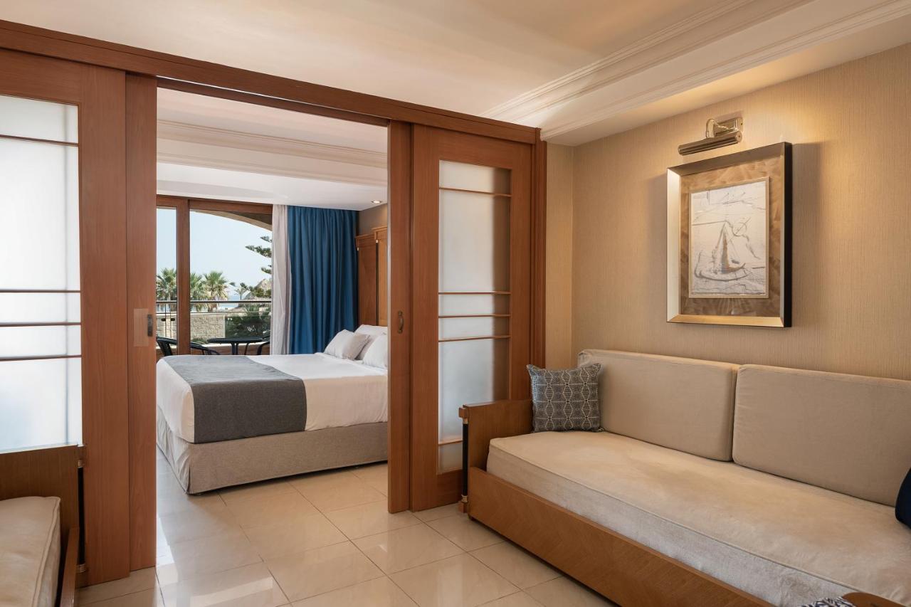 Family Room with Garden View