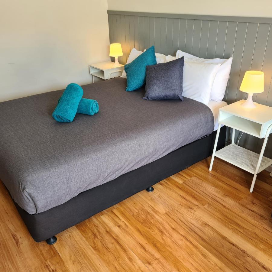 Cama grande y zona de cocina