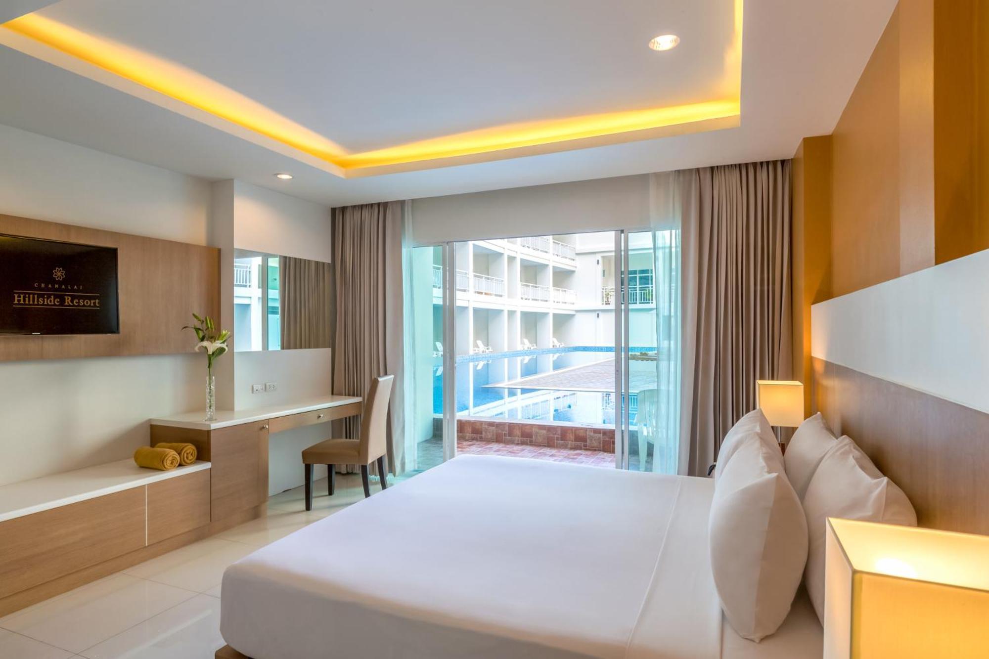 Deluxe Room Pool Access