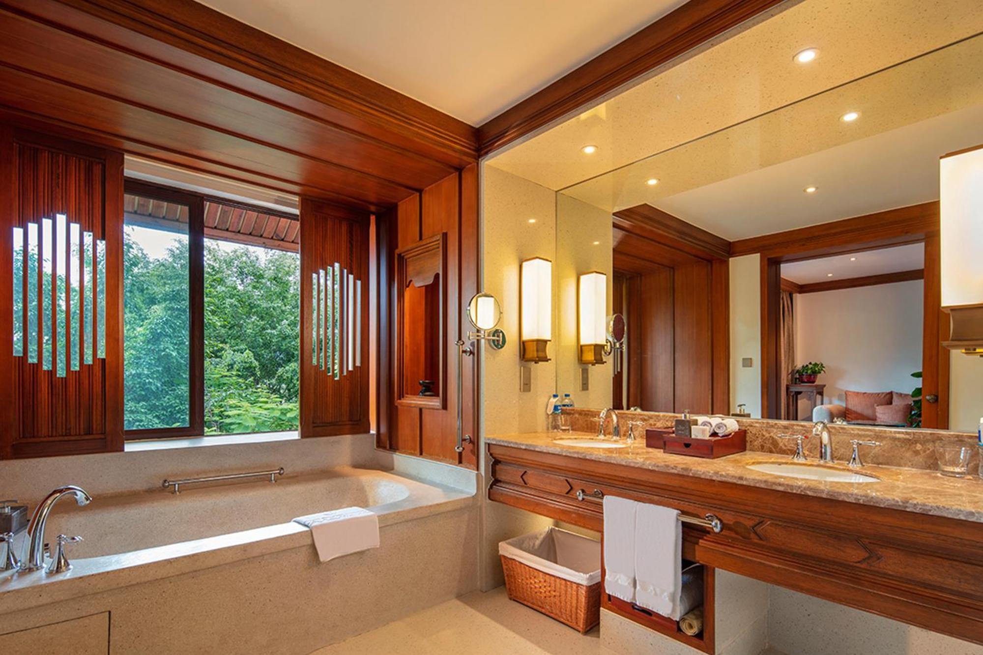 Deluxe Garden View Room (King Bed)