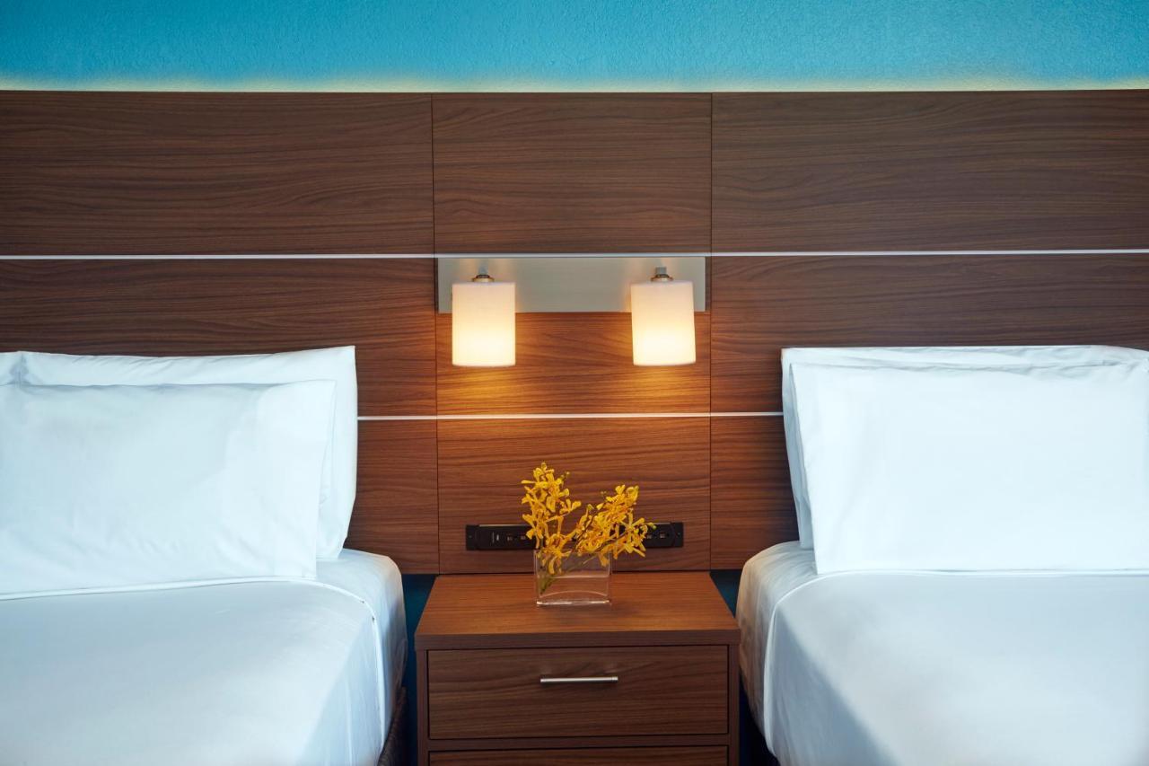 Queen Room Two Queen Beds City View