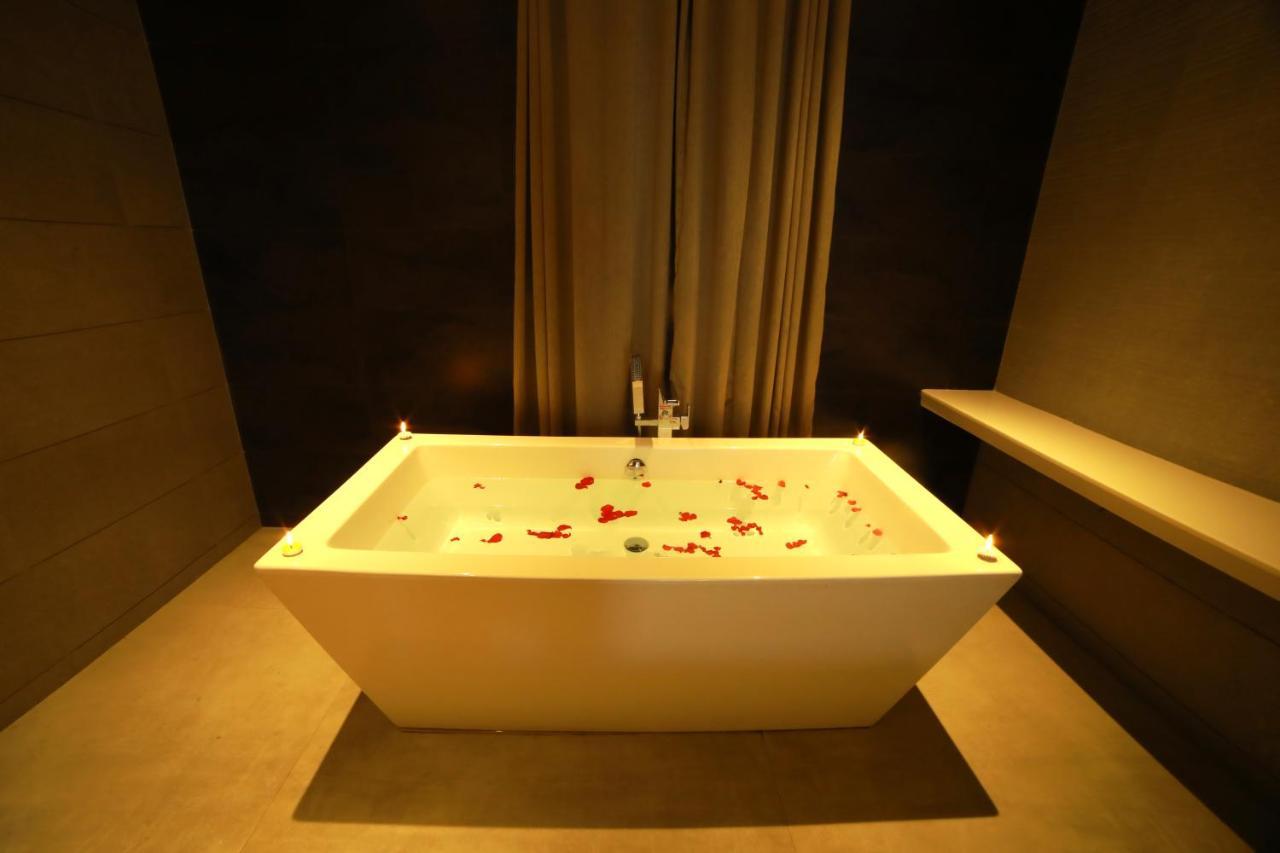 Honeymoon Suite with Bathtub, Complimentary Pedal Boat & Zip Lining,1252423705:JPEG