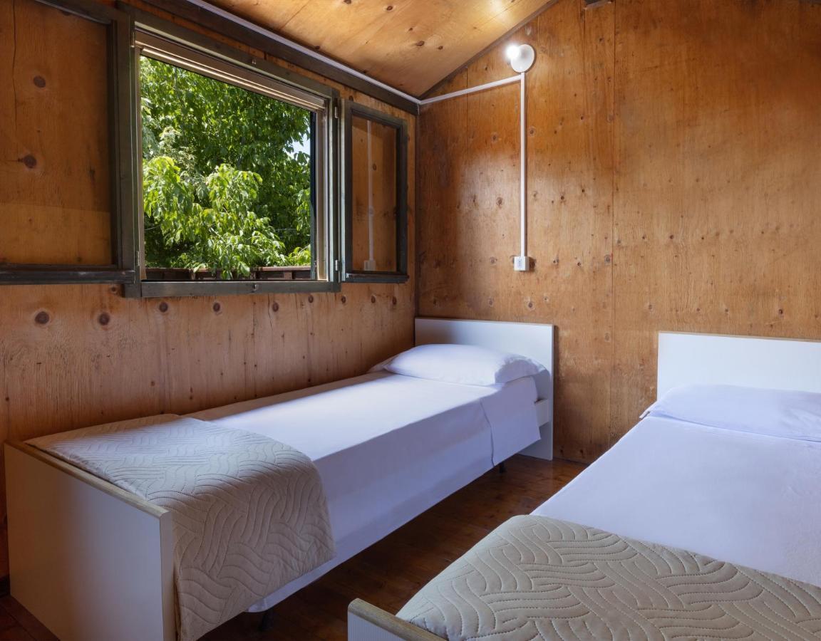 Baby Bungalow mit eingezäuntem Garten (1. und 2. Linie) – auf der 1. Etage mit Klimaanlage, ein Doppelzimmer und ein offener Raum mit Etagenbett. Zweibettzimmer auf der 1. Etage, ohne Klimaanlage – KEINE HAUSTIERE ERLAUBT