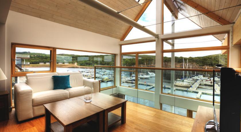 Luxury Three-Bedroom Apartment,129779853:JPEG