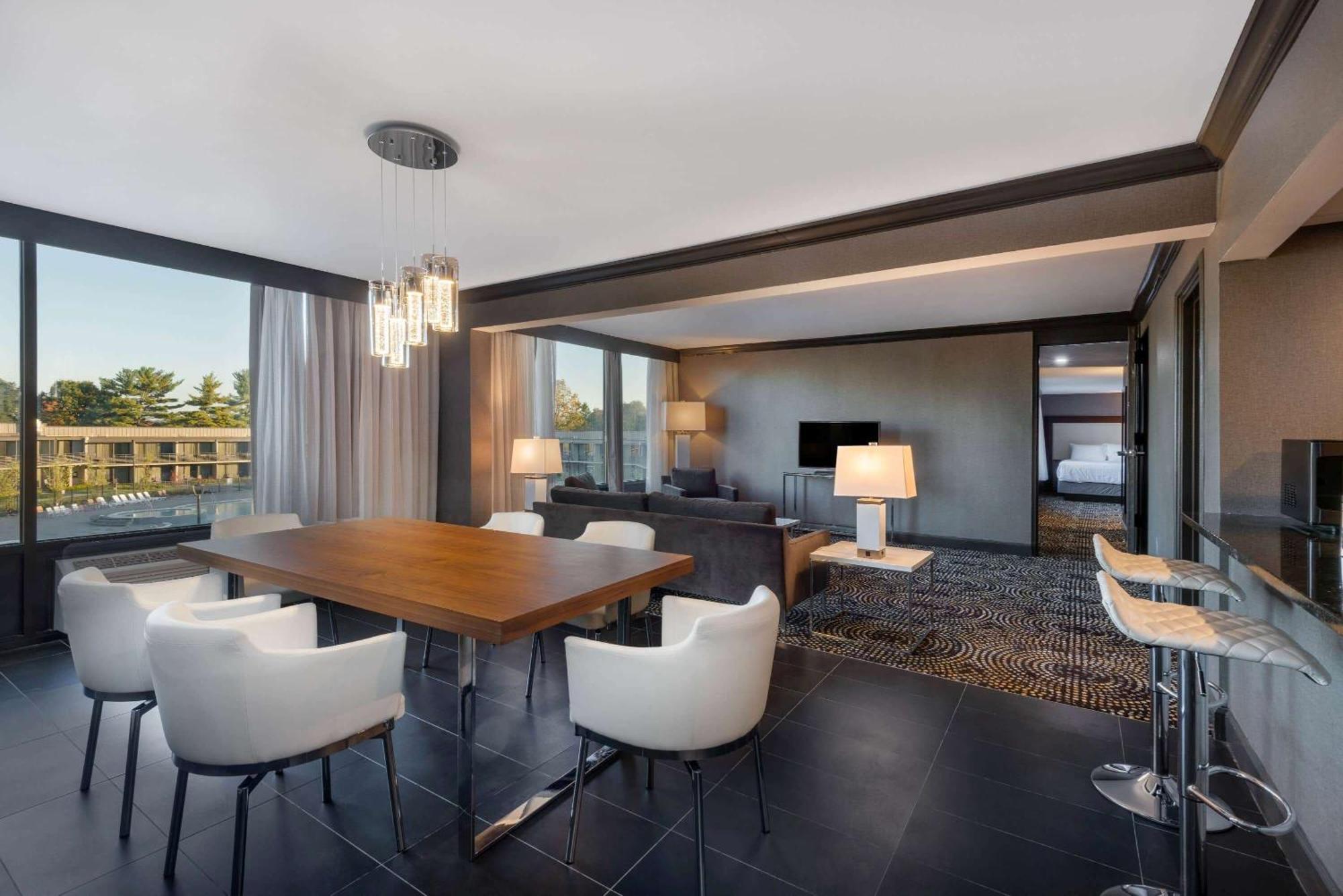 1 King Bed, 2 Queen Beds, Presidential Two Bedroom Suite, Non-Smoking,1275603685:JPEG