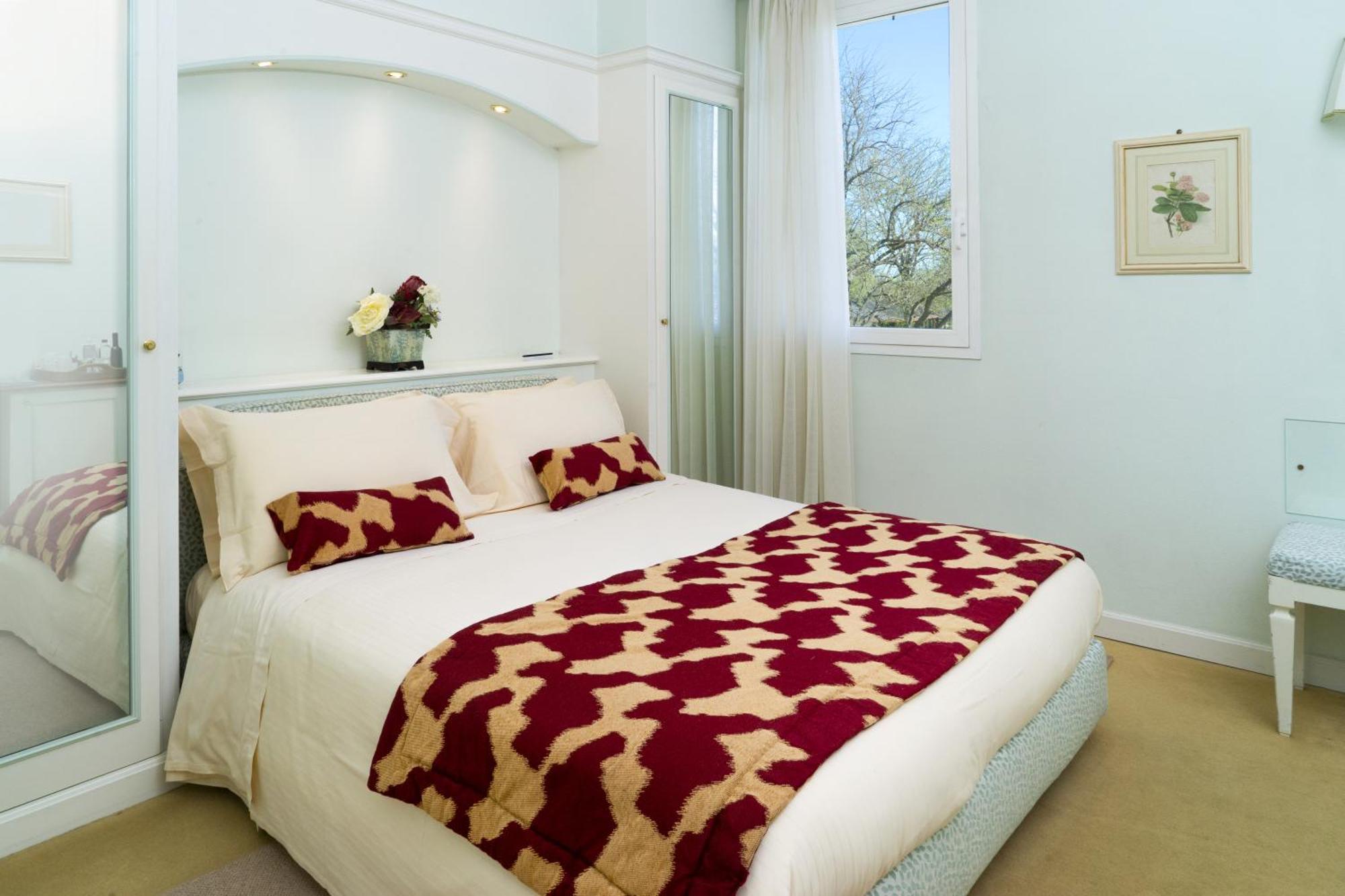 Standard Deluxe Room,1279825813:JPEG