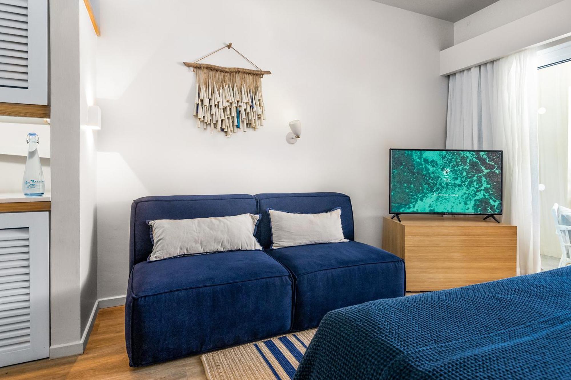 Couple Poolside,1287226225:JPEG