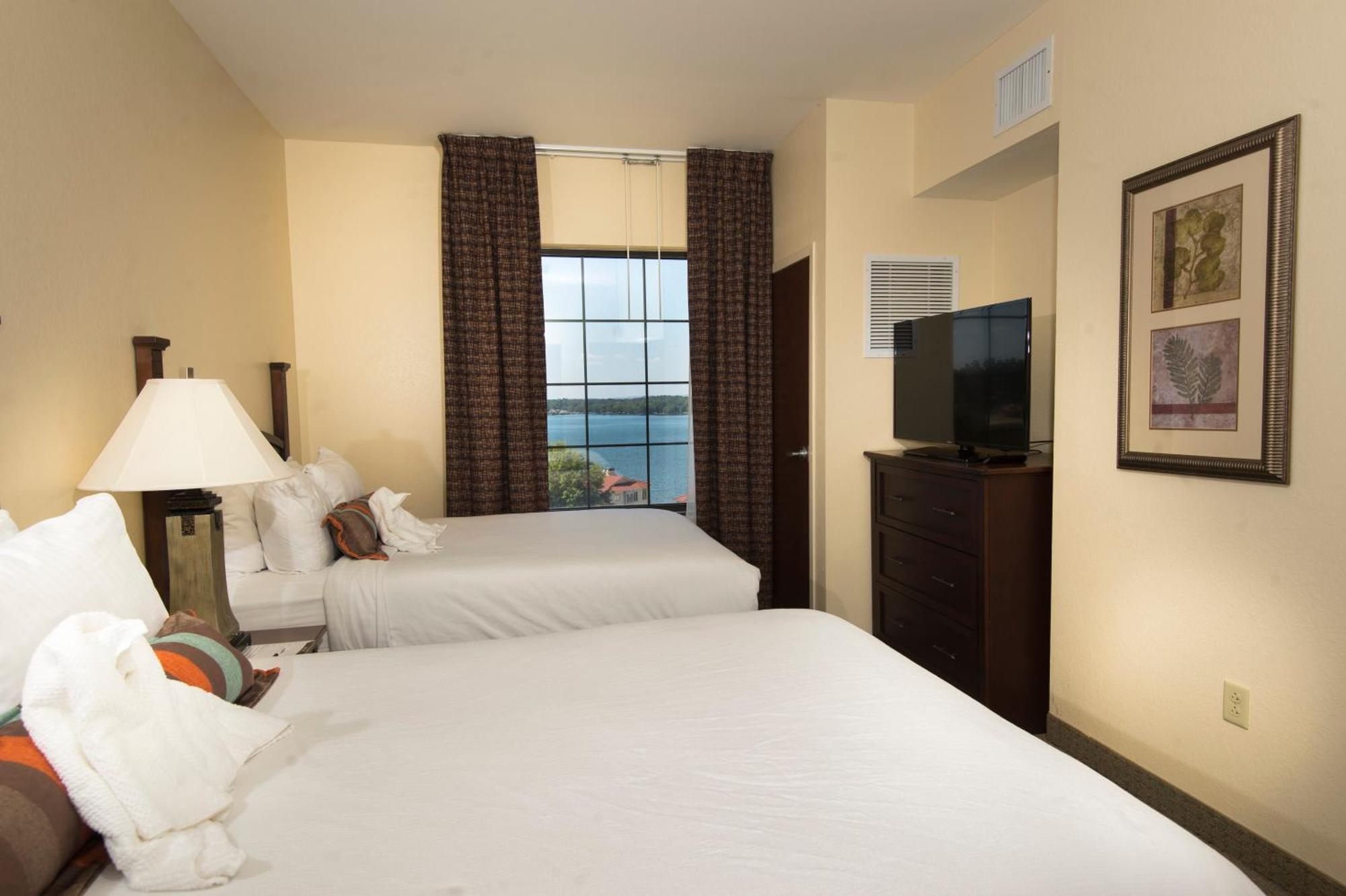 One-Bedroom Suite Communications or Mobility Accessible Tub,1704932177:JPEG