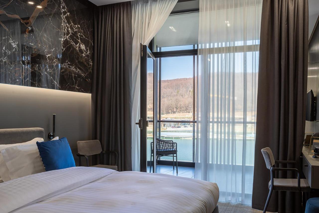 King Room Lake View,1593031575:JPEG
