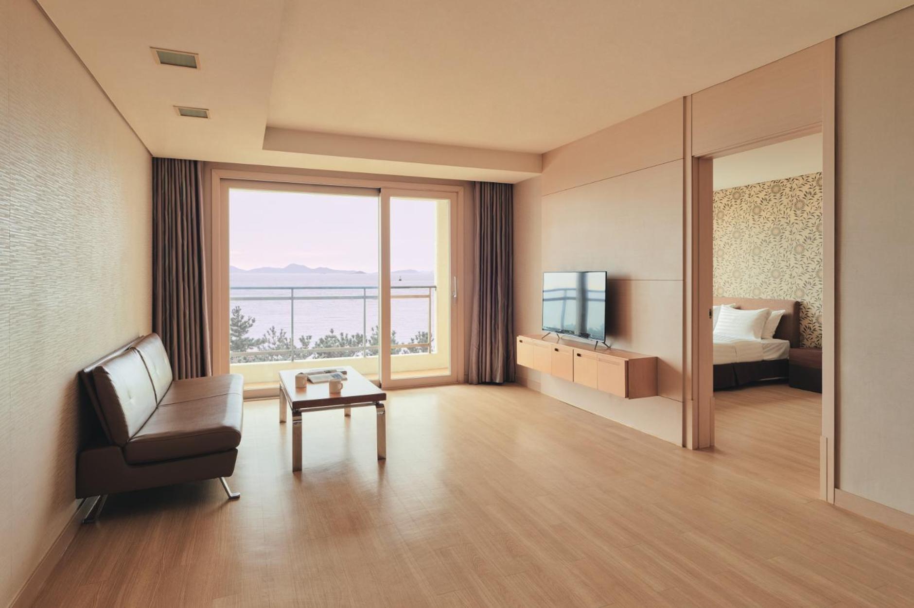 Resort Suite (With Kitchenette, Sunset Ocean View)