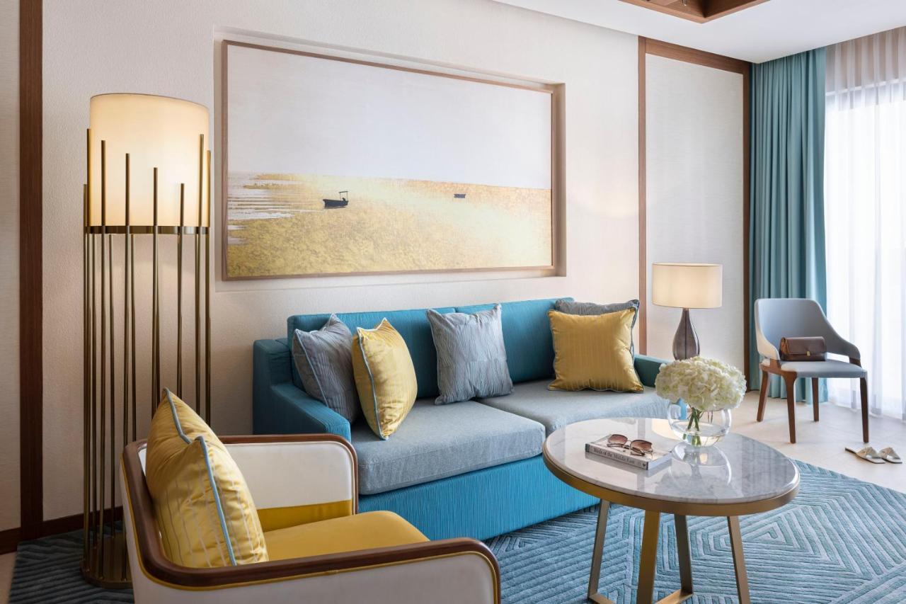 Junior Suite with access to the cinema, playroom, 5 pools and abra boat tour