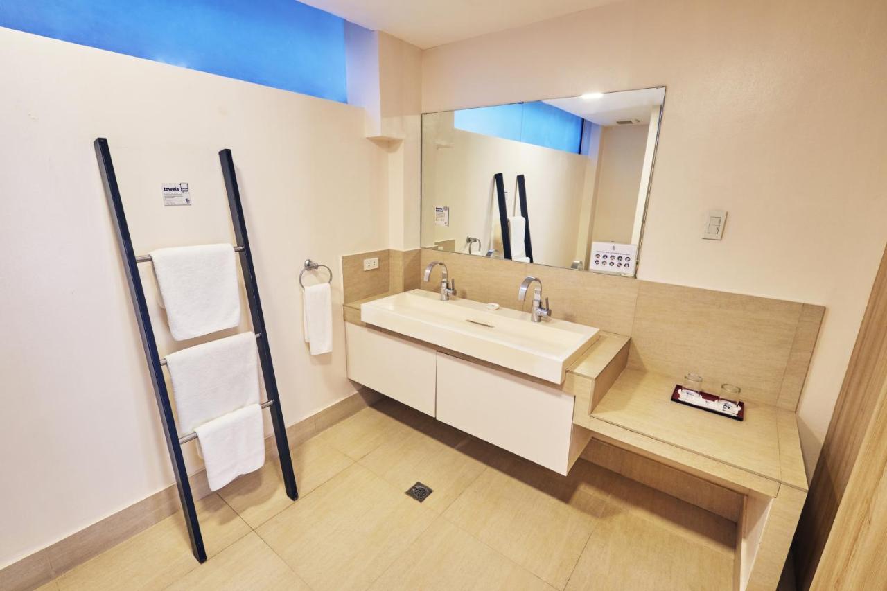 Premier Deluxe King Room,1344007874:JPEG