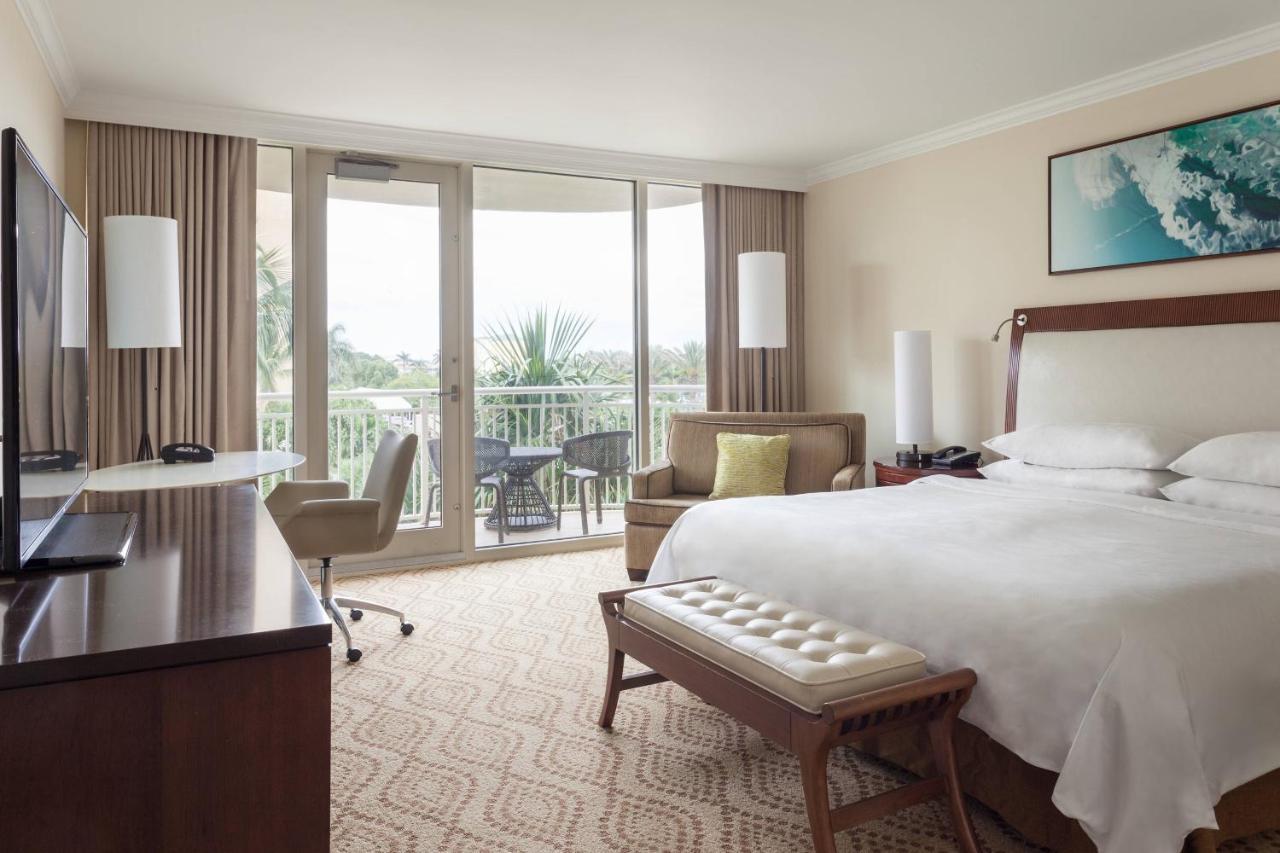 Zimmer mit 1 Kingsize-Bett und Balkon, ohne Blick auf das Wasser