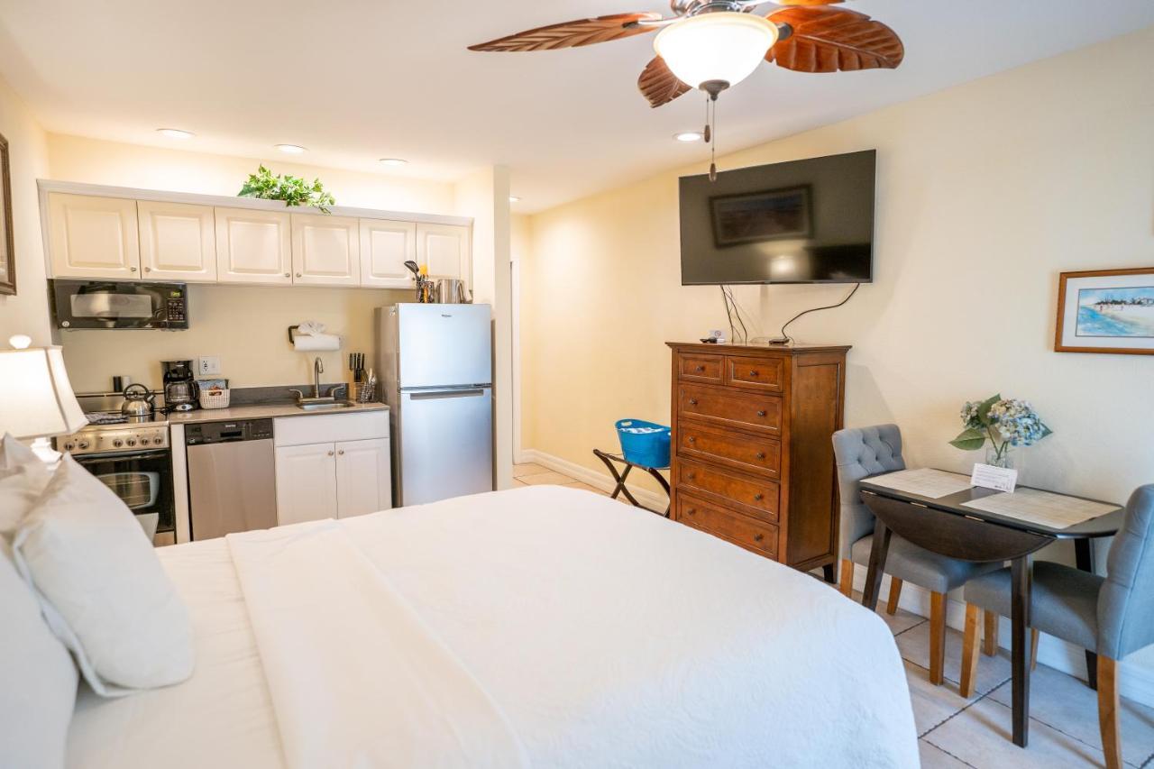 Queen Studio Unit 101,1361882012:JPEG