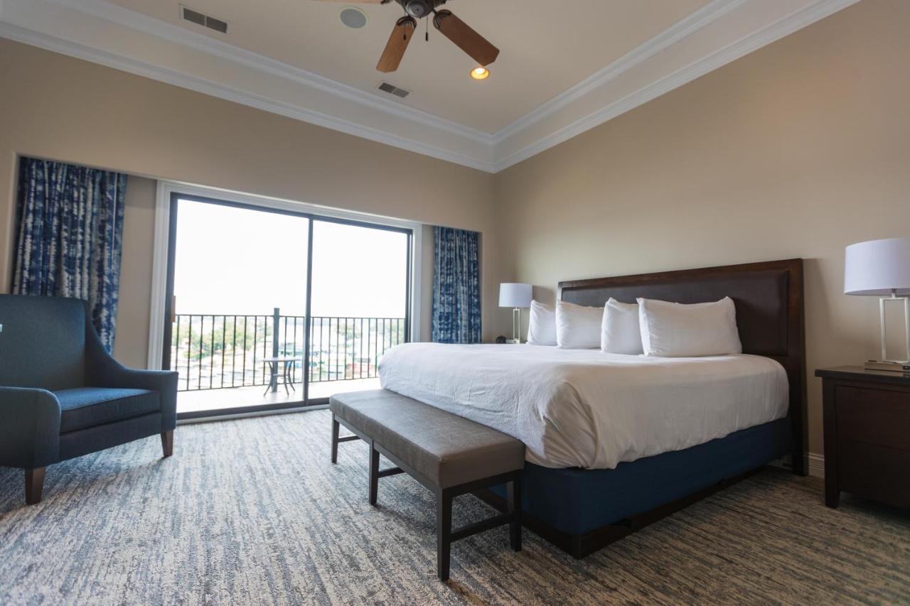 One-Bedroom King Suite Lake View,1357435355:JPEG