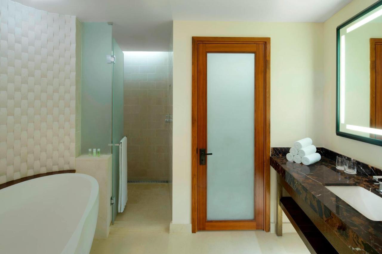 1 Bedroom Executive Suite 1 King Golf view Balcony,665777109:JPEG