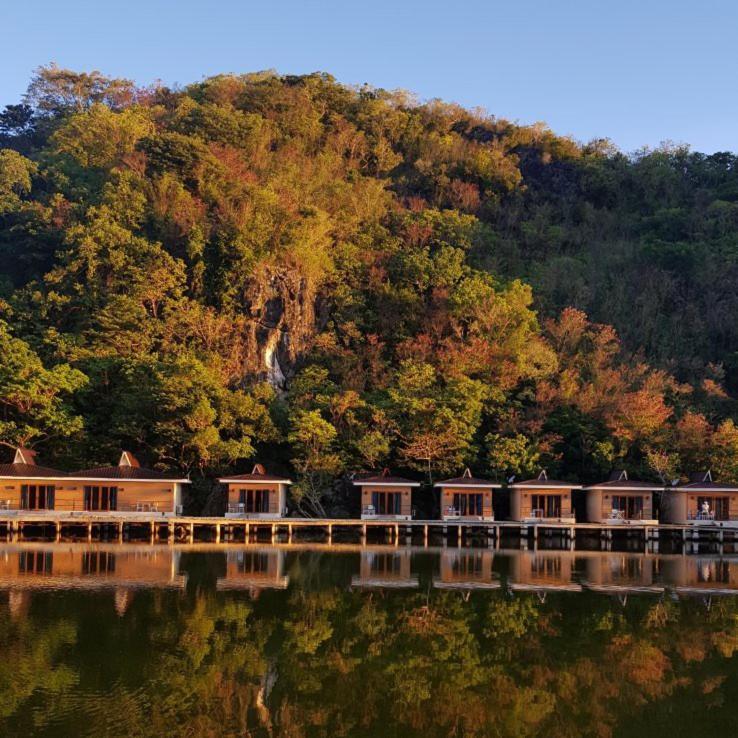 Deluxe Lakeside Casita