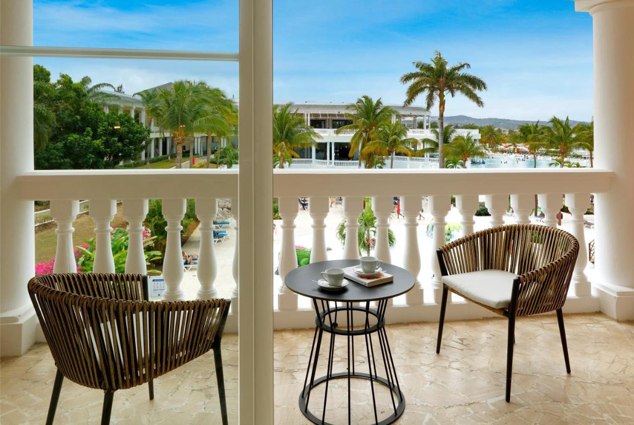 Suite Junior junto a la piscina