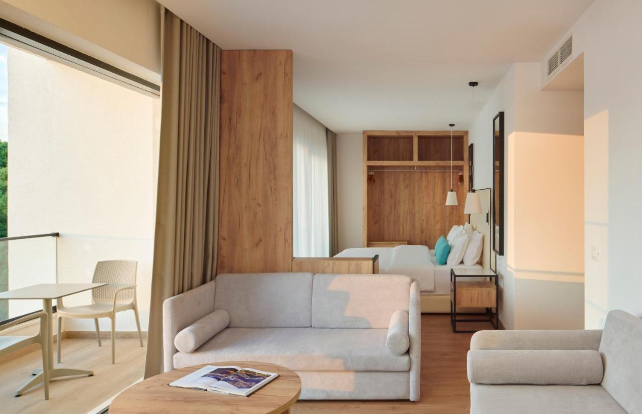 Family Room,1425408220:JPEG