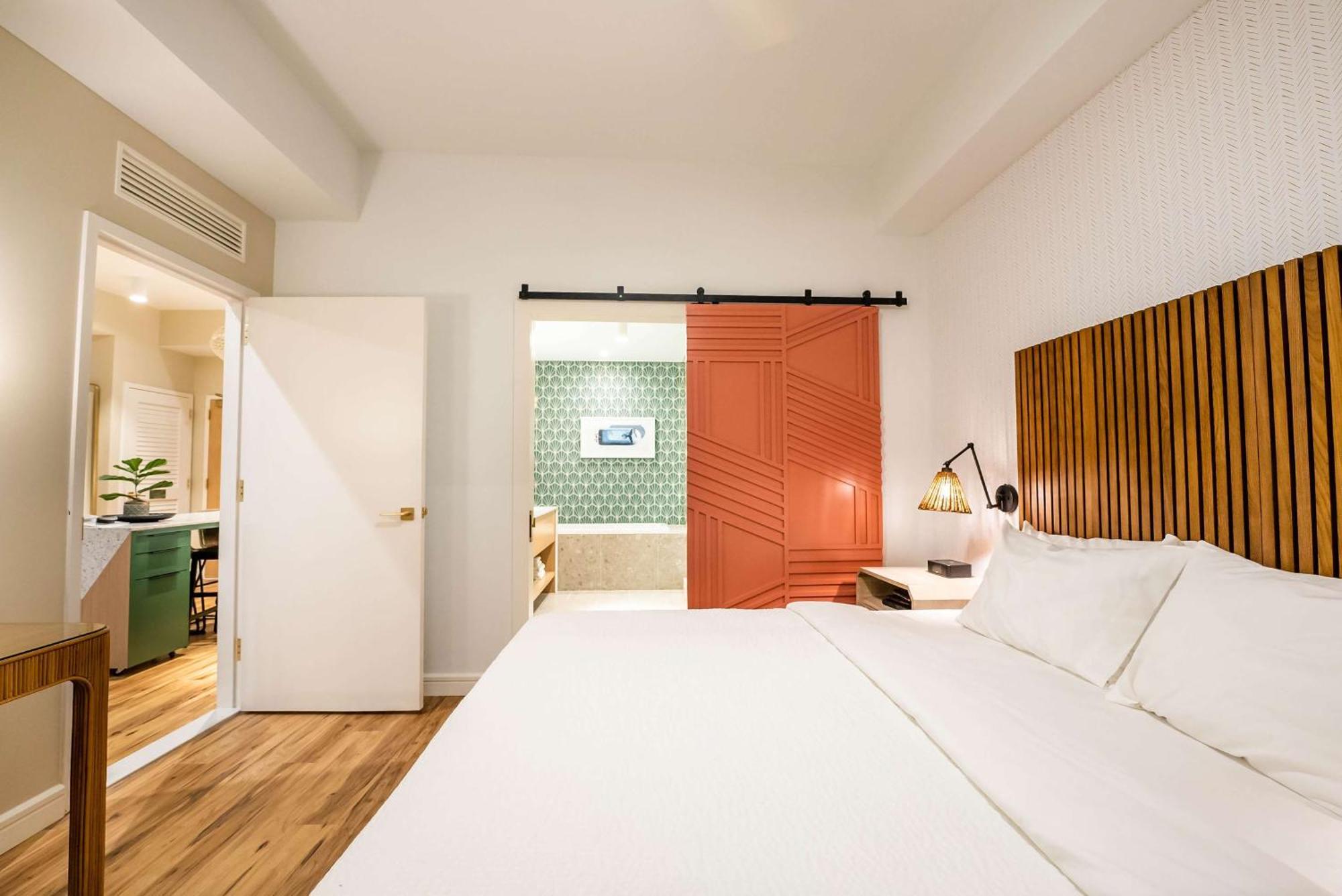 Corner Suite with King Bed, Sofa Bed, Kitchen and Balcony,1459510693:JPEG