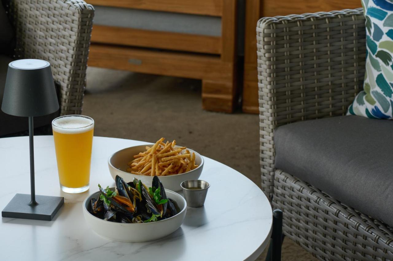 Deluxe Room (2 Adults + 1 Child),1466899118:JPEG