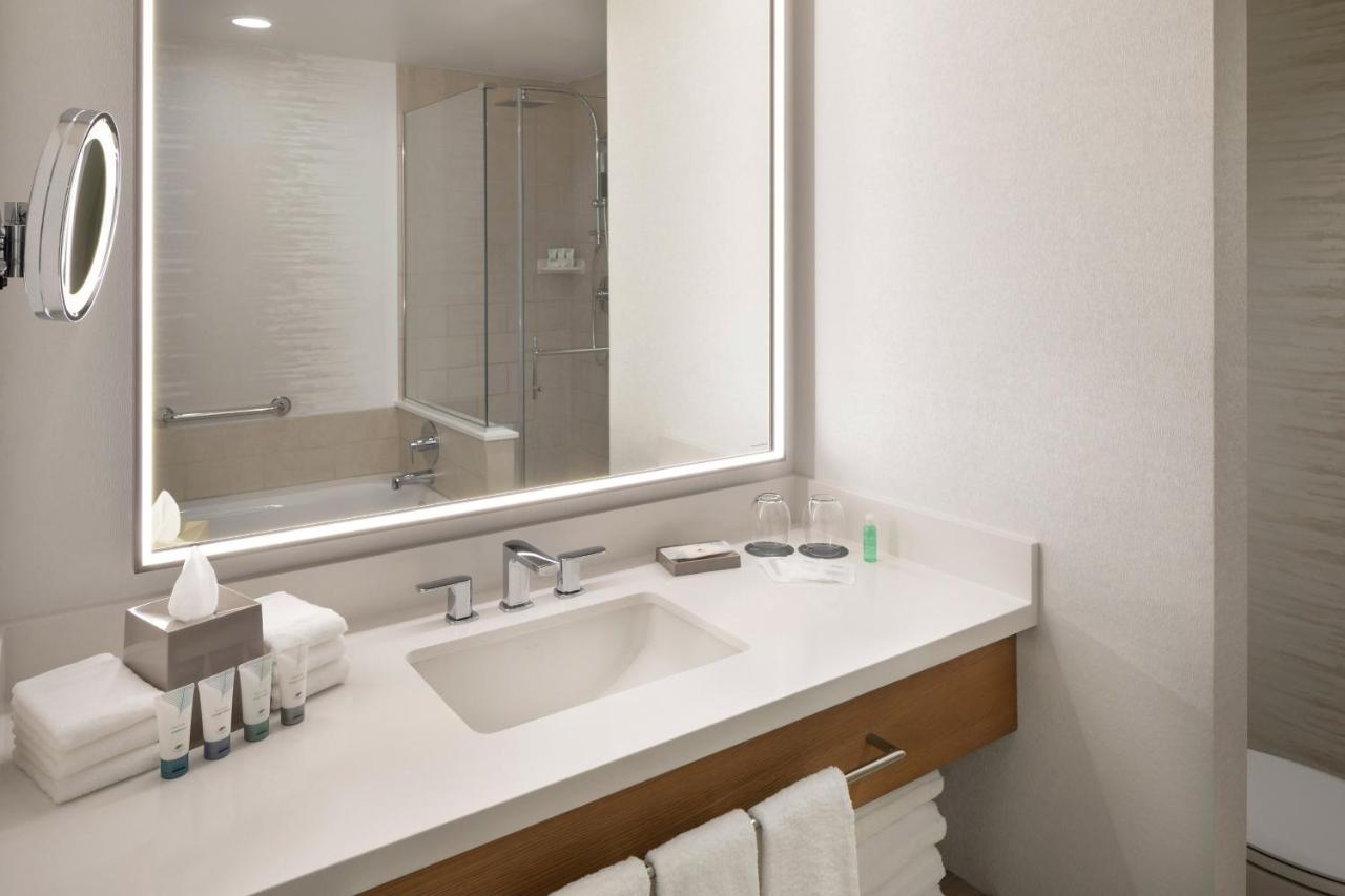 Traditional, Guest room, 1 King, Limited view