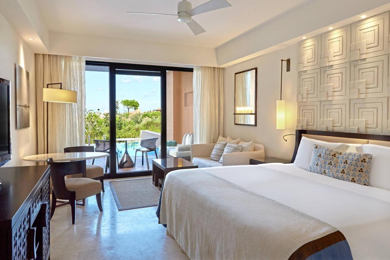 Zimmer Infinity mit Kingsize-Bett, Gartenblick und Zugang zum Pool