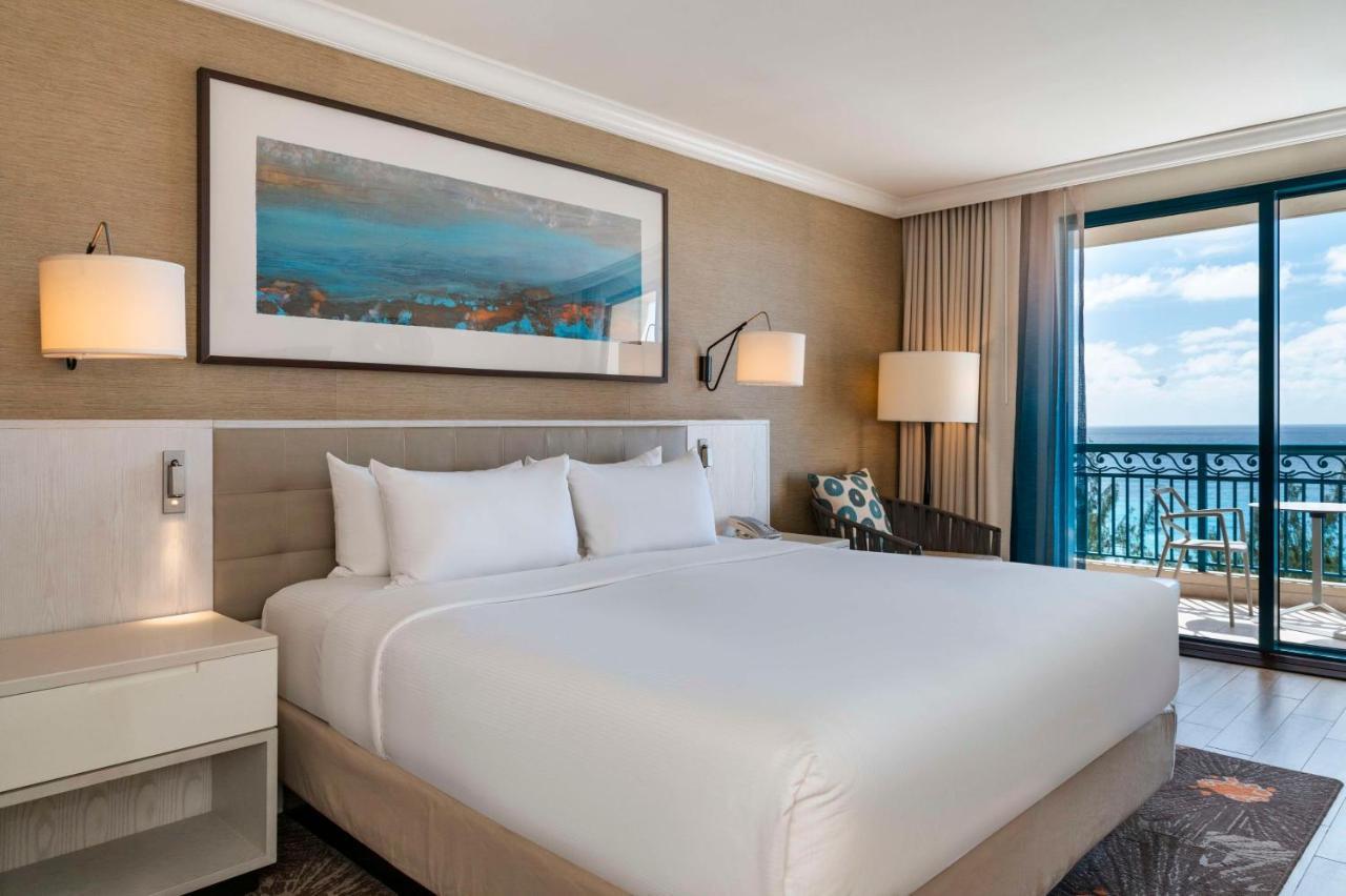 Zimmer mit Kingsize-Bett und Meerblick