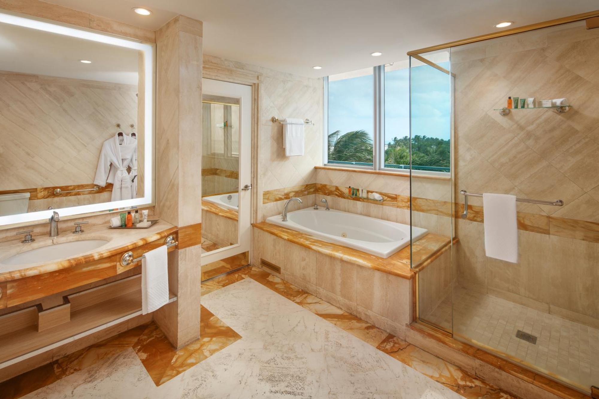 One-Bedroom King Suite Oceanfront,1498865470:JPEG