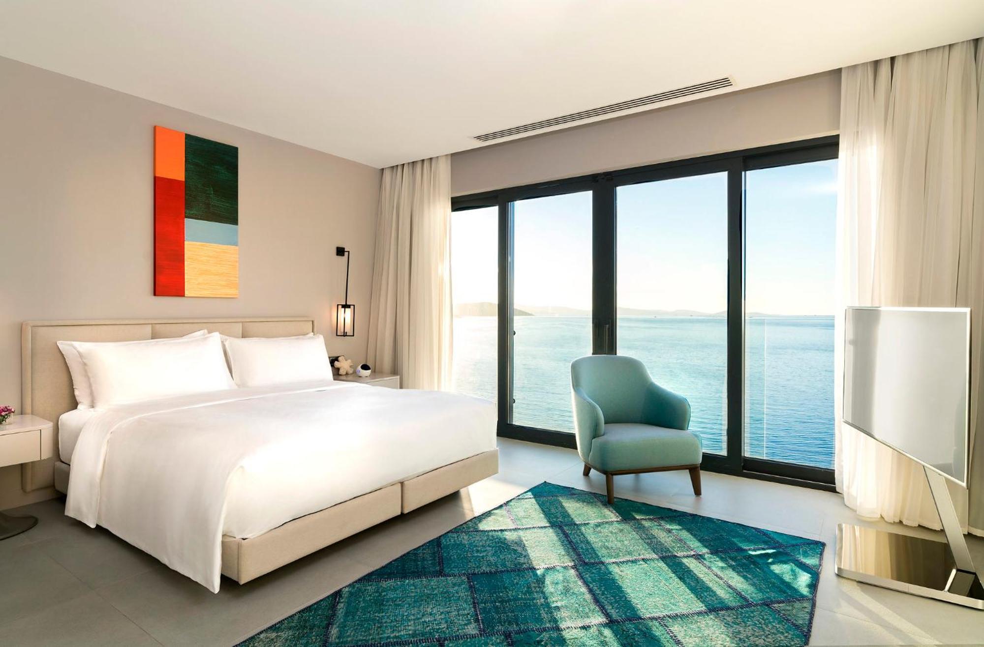 Deluxe Seaview sofa Guest room 1 King Sea view,1510315732:JPEG