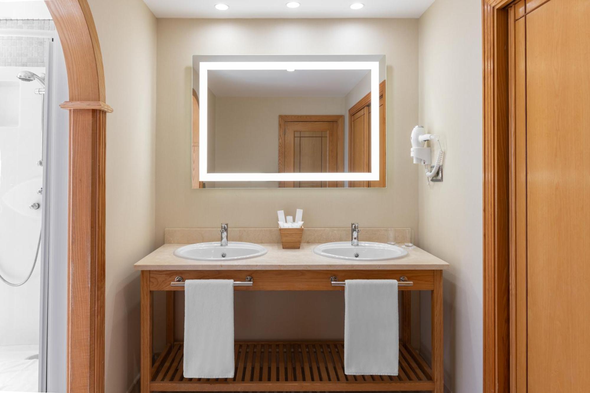 Junior Suite with Sea View,1516504822:JPEG