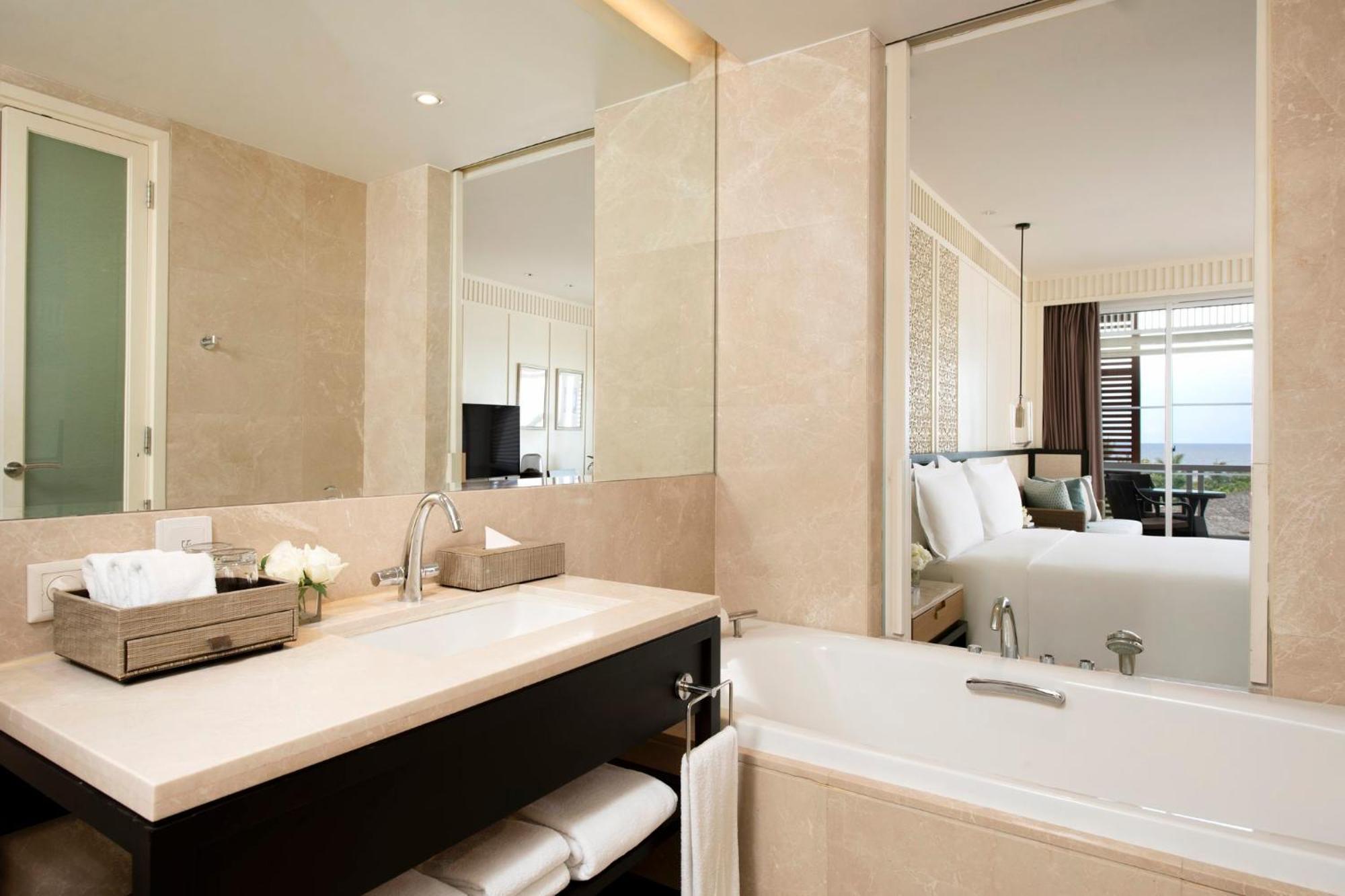 Premium King Room with Ocean View and Club Lounge Access,1538721442:JPEG