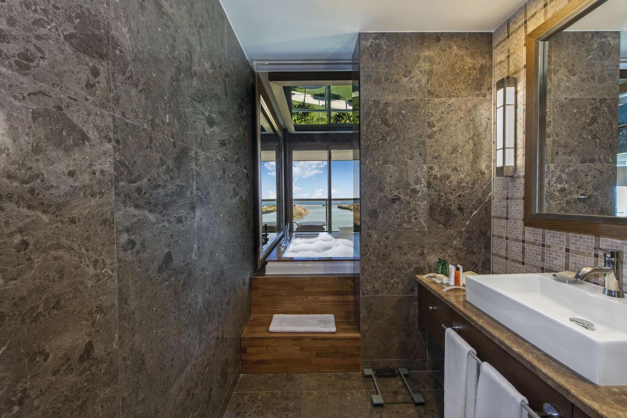 King Corner Suite Swim-up with Sea View,1524999082:JPEG