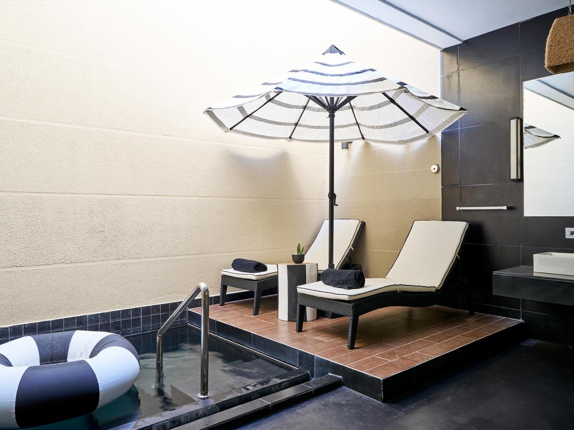 Pavilion mit eigenem Pool