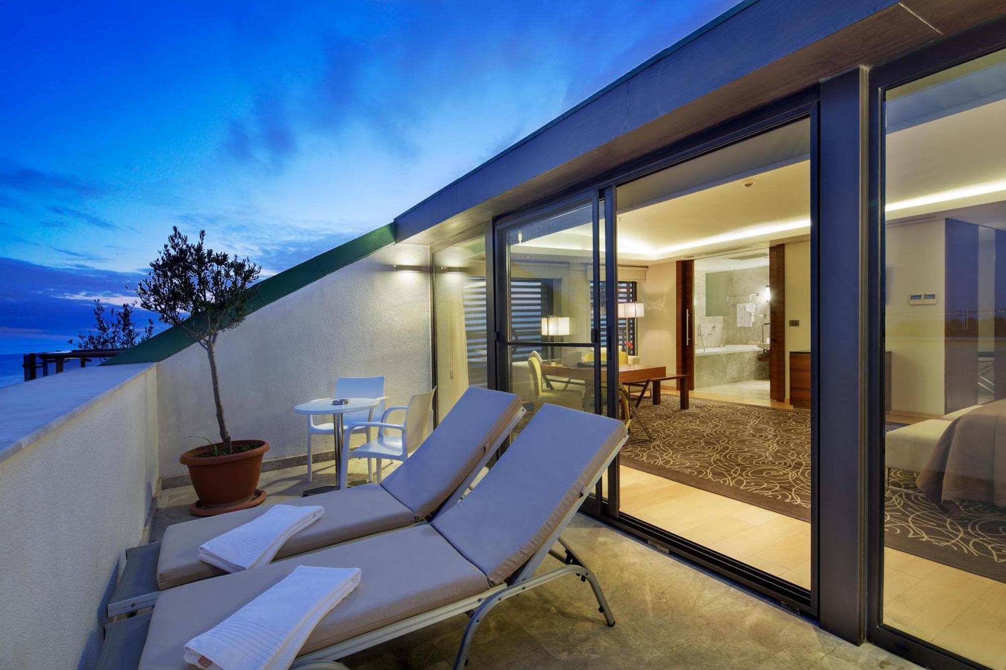 Junior Suite with Partial Sea View
