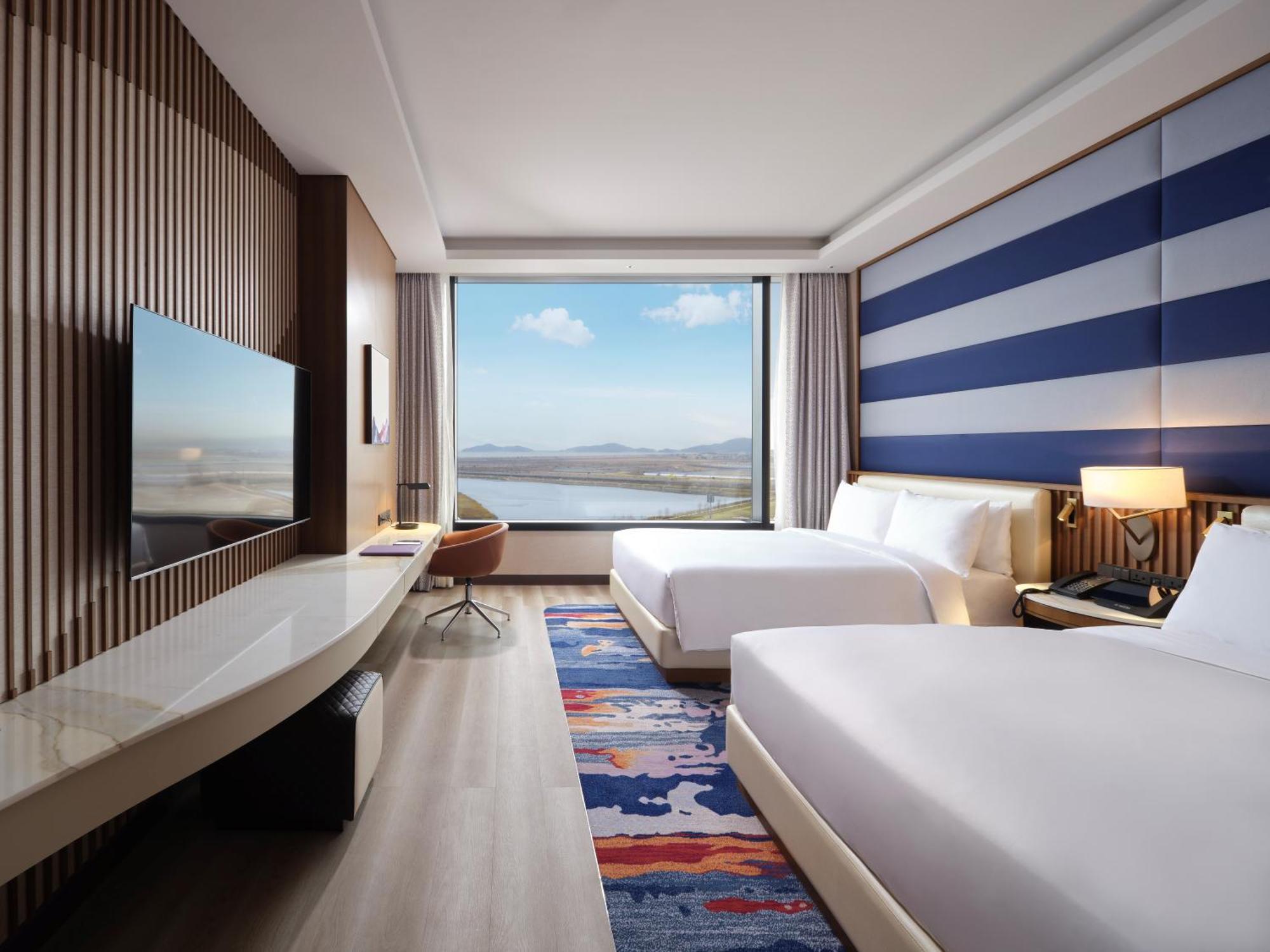 [Ocean Tower]  Deluxe Double Queen With 4pax’s one day access to Splash Bay (14~20:00 on Check in date or 08~12:00 on Check out date),1531930642:JPEG