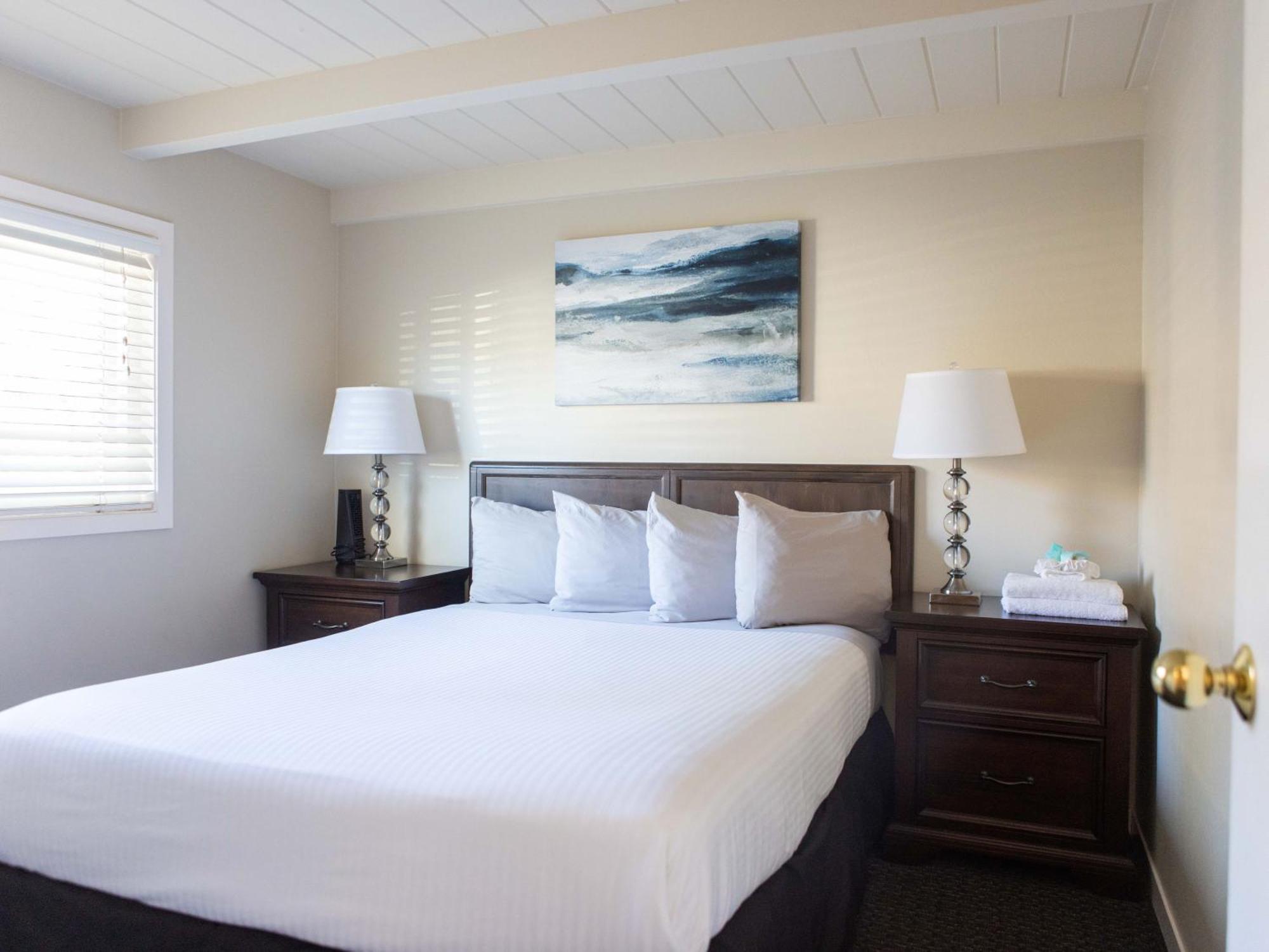 King Room with Roll-In Shower - Disability Access,1535894326:JPEG