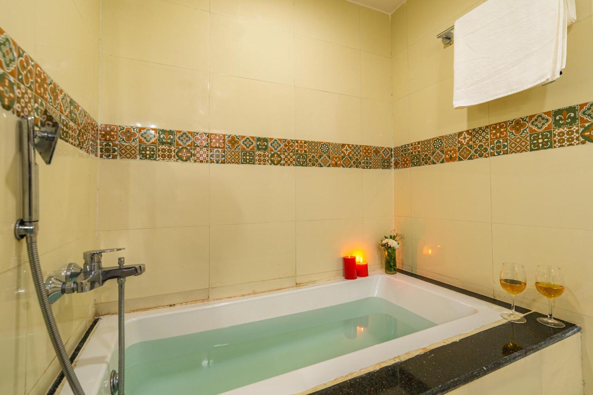 Portuguese 3 Bedroom Villa Bathtub on Food & Beverages 21 Happy Hours,1536866476:JPEG