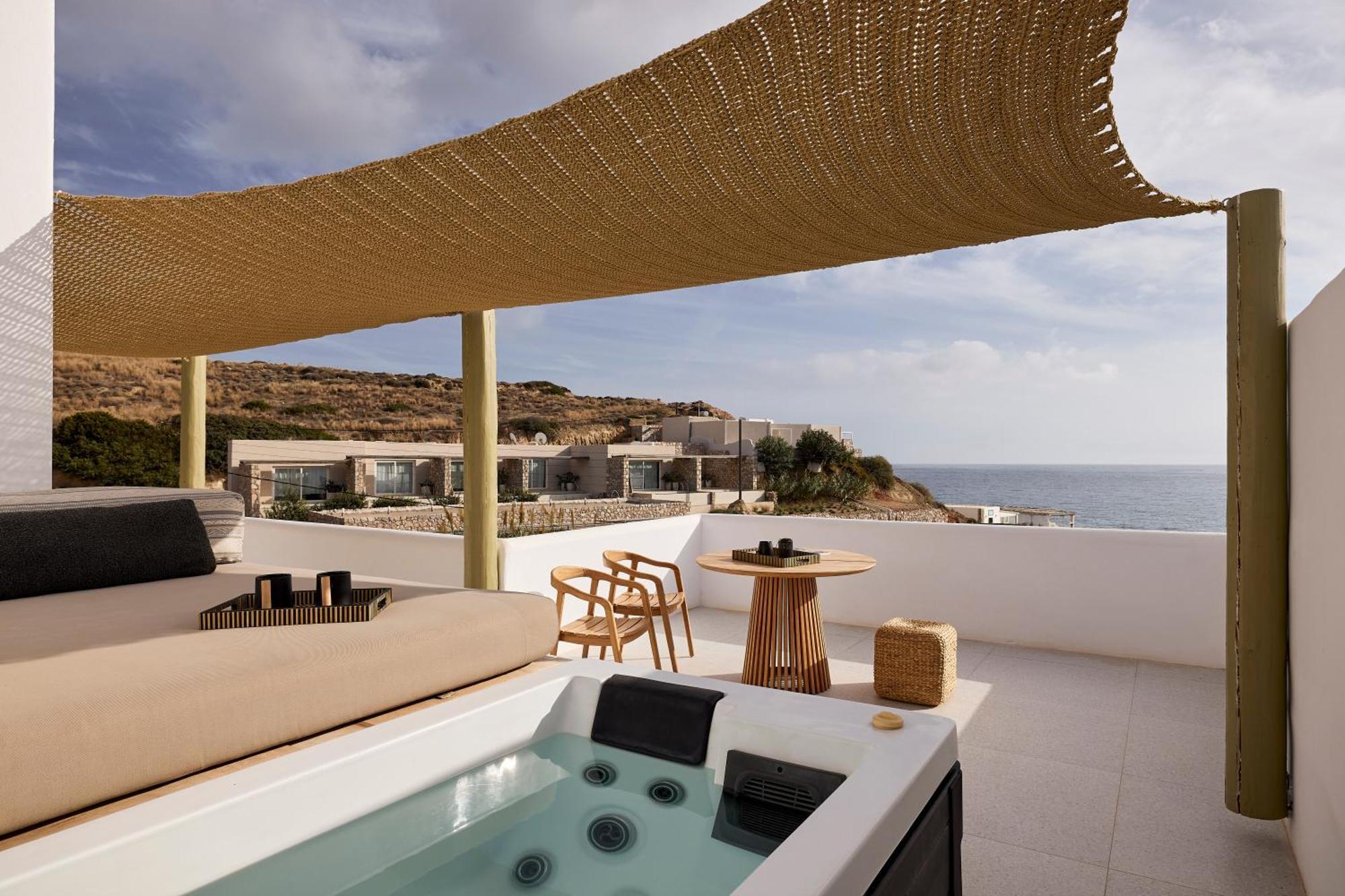 Deluxe Suite with Sea View and Hot-Tub