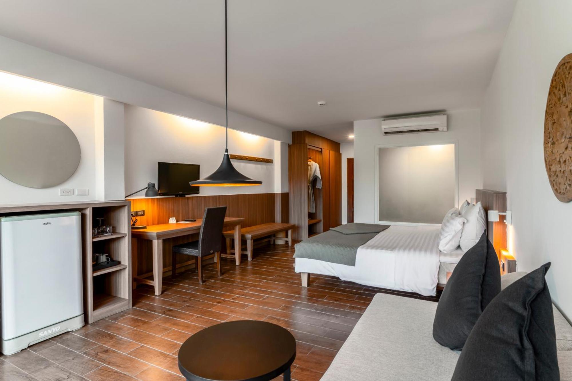 Grand Deluxe Pool View Room,1538264389:JPEG