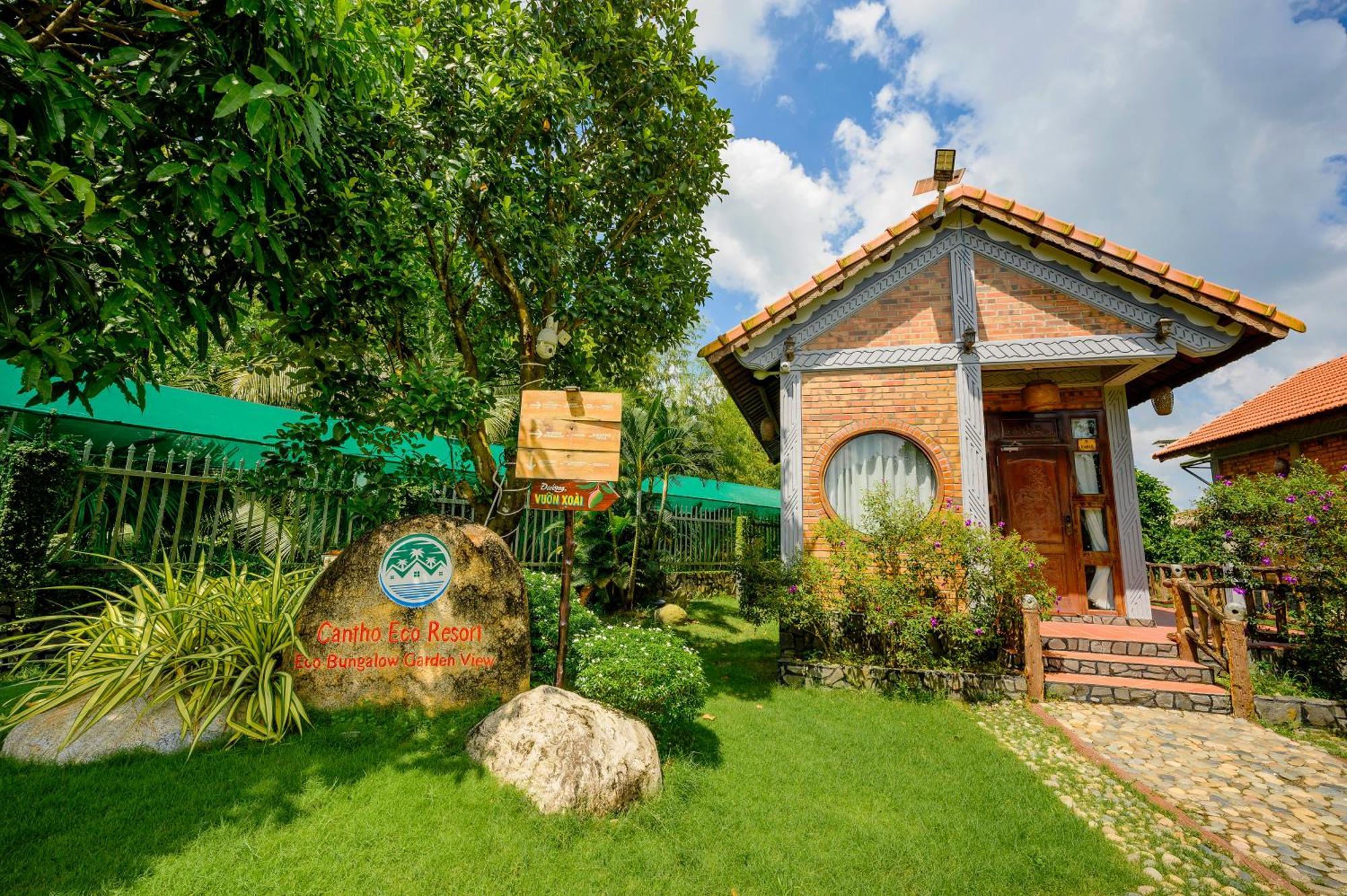 Bungalow with Garden View