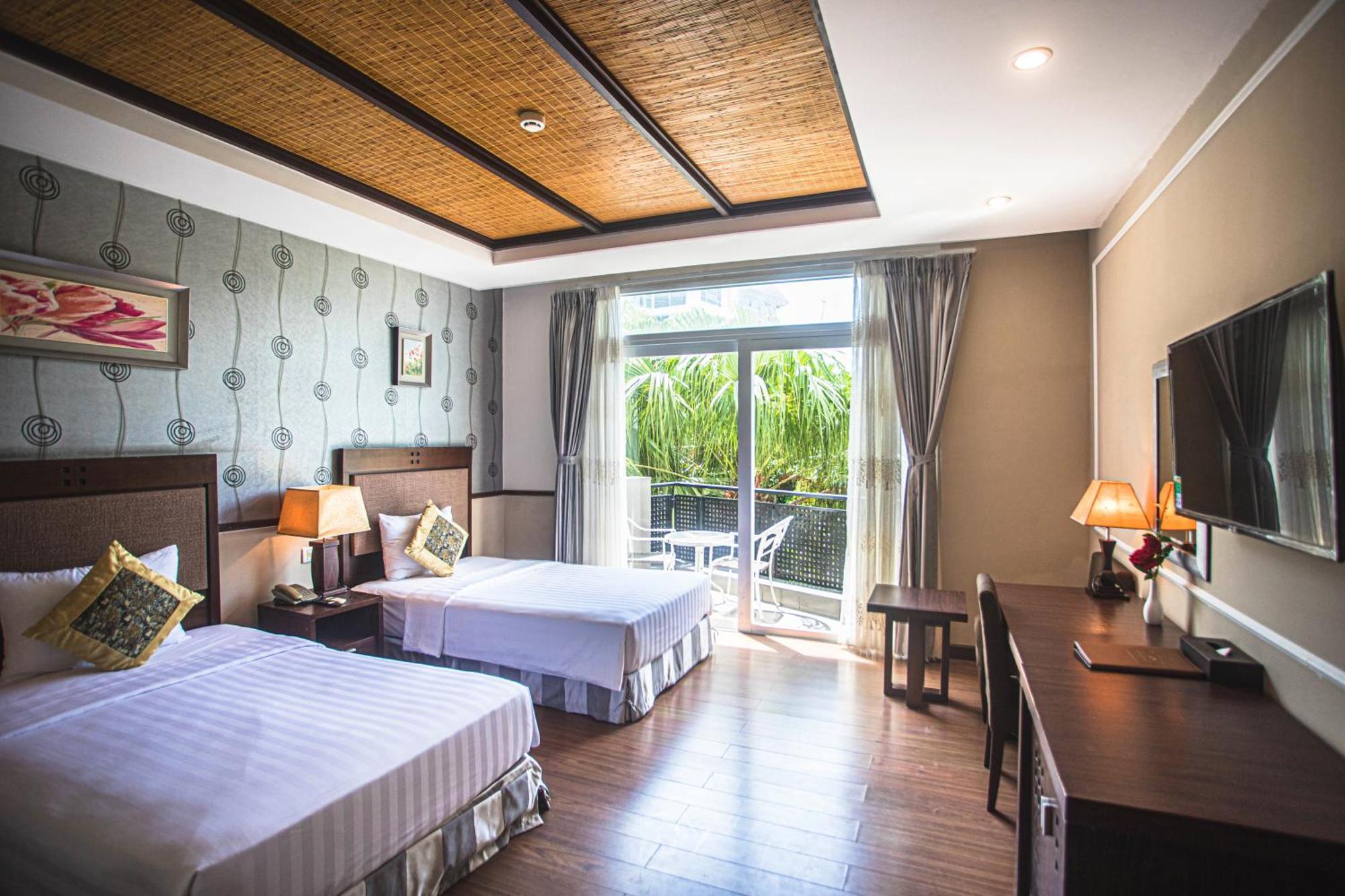 Deluxe Twin Room with Partial Sea View
