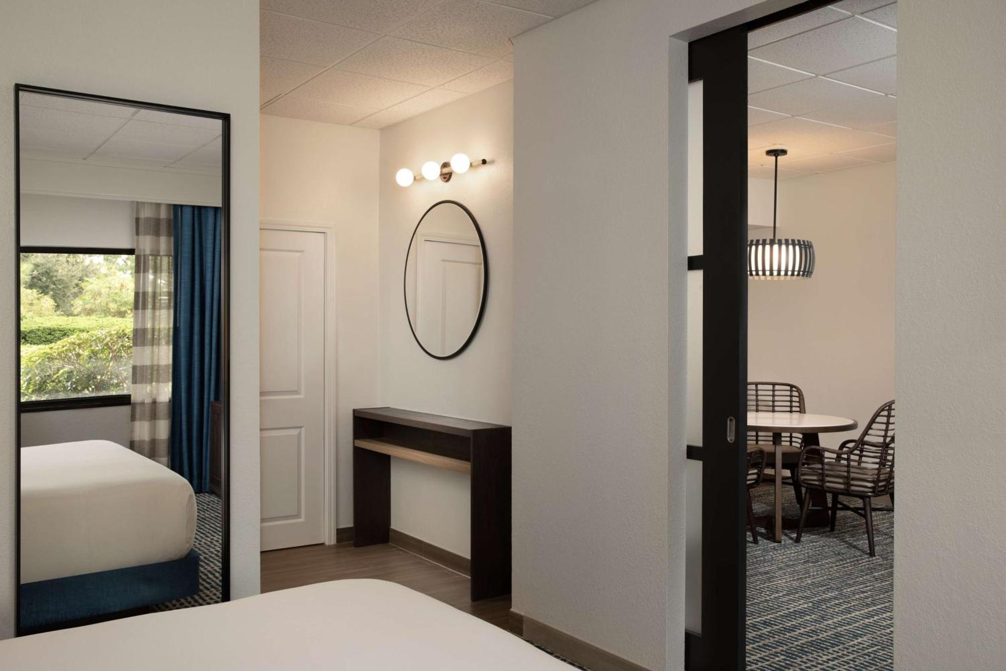 King Suite with Bath Tub - Mobility Access,1544128417:JPEG