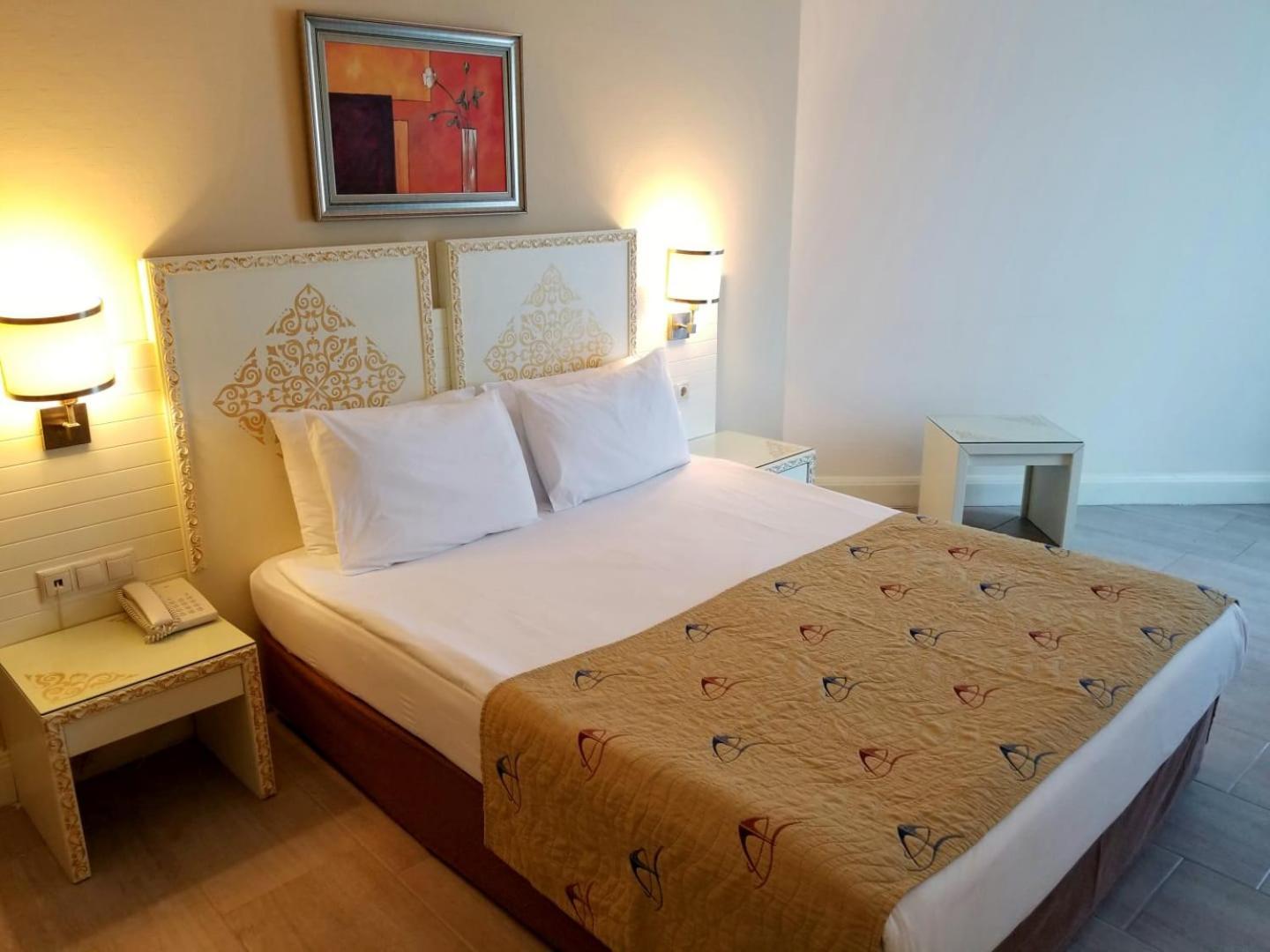 Family Room with Side Sea View,1547008870:JPEG