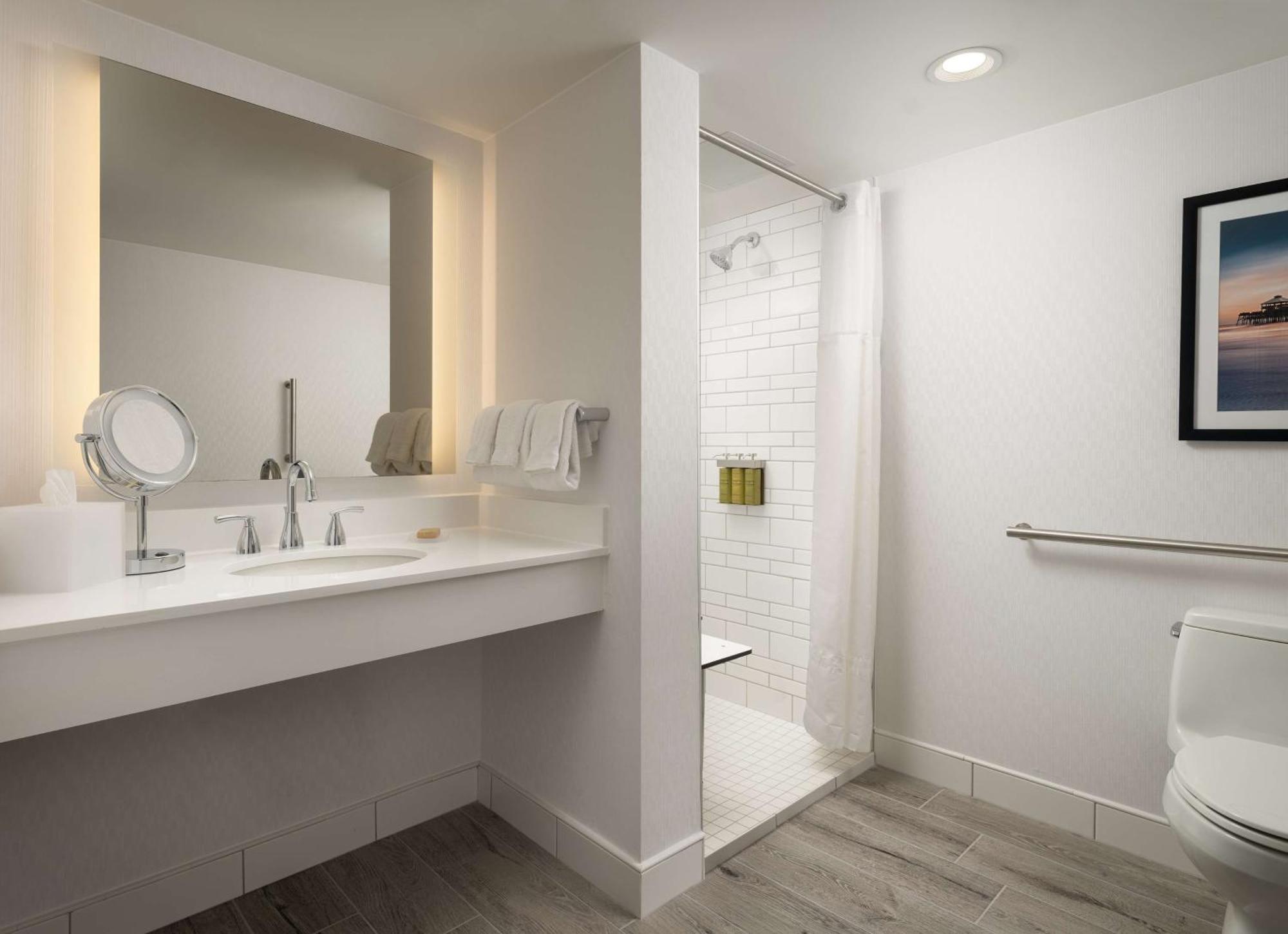 King Room with Roll-In Shower - Disability Access,1548126772:JPEG